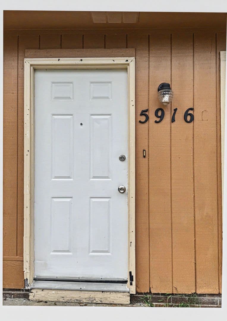 Fayetteville House: 5916 Aftonshire Drive
