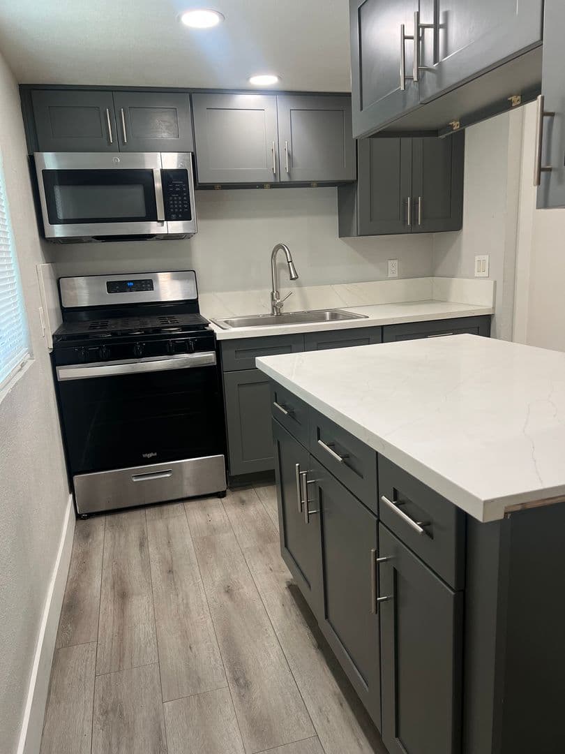 Santa Ana Apartment: 1114 W Santa Ana