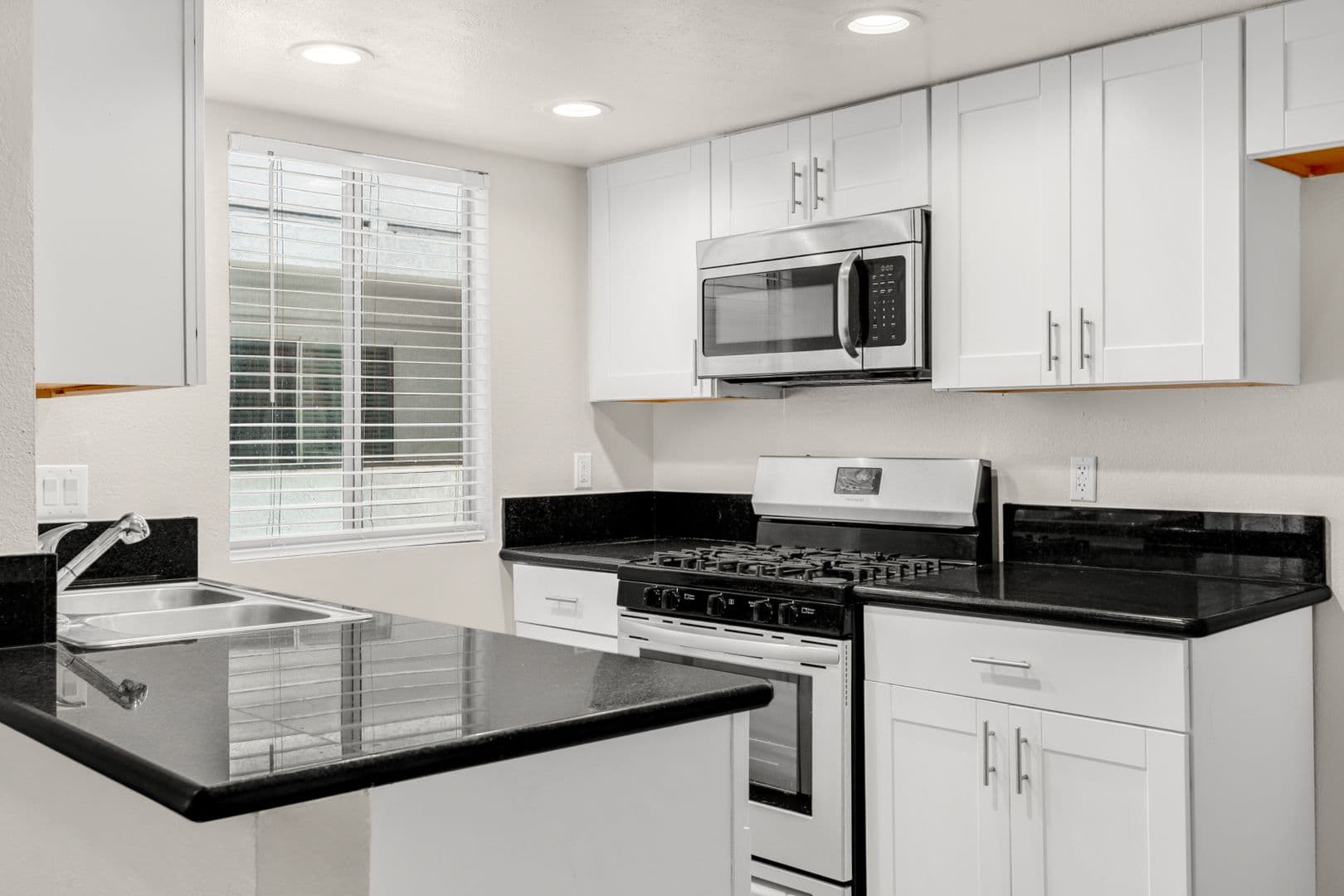 Santa Ana Apartment: 1114 W Santa Ana