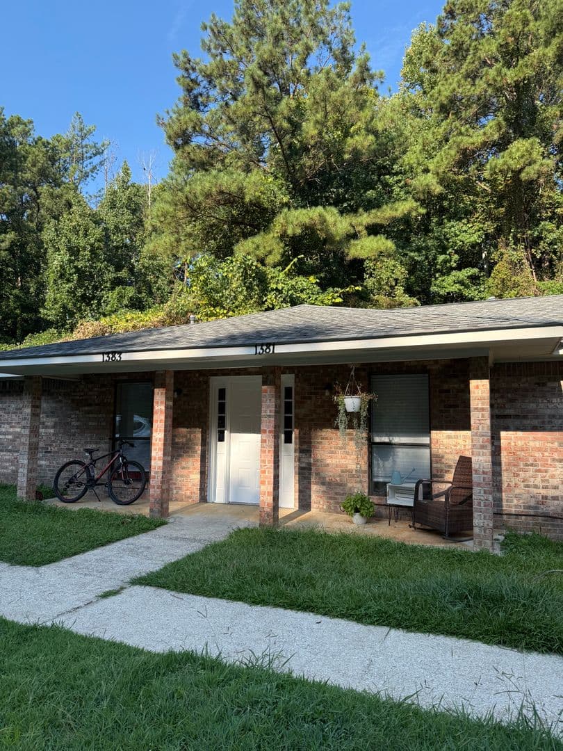 Auburn House: 1381 Hampton Drive