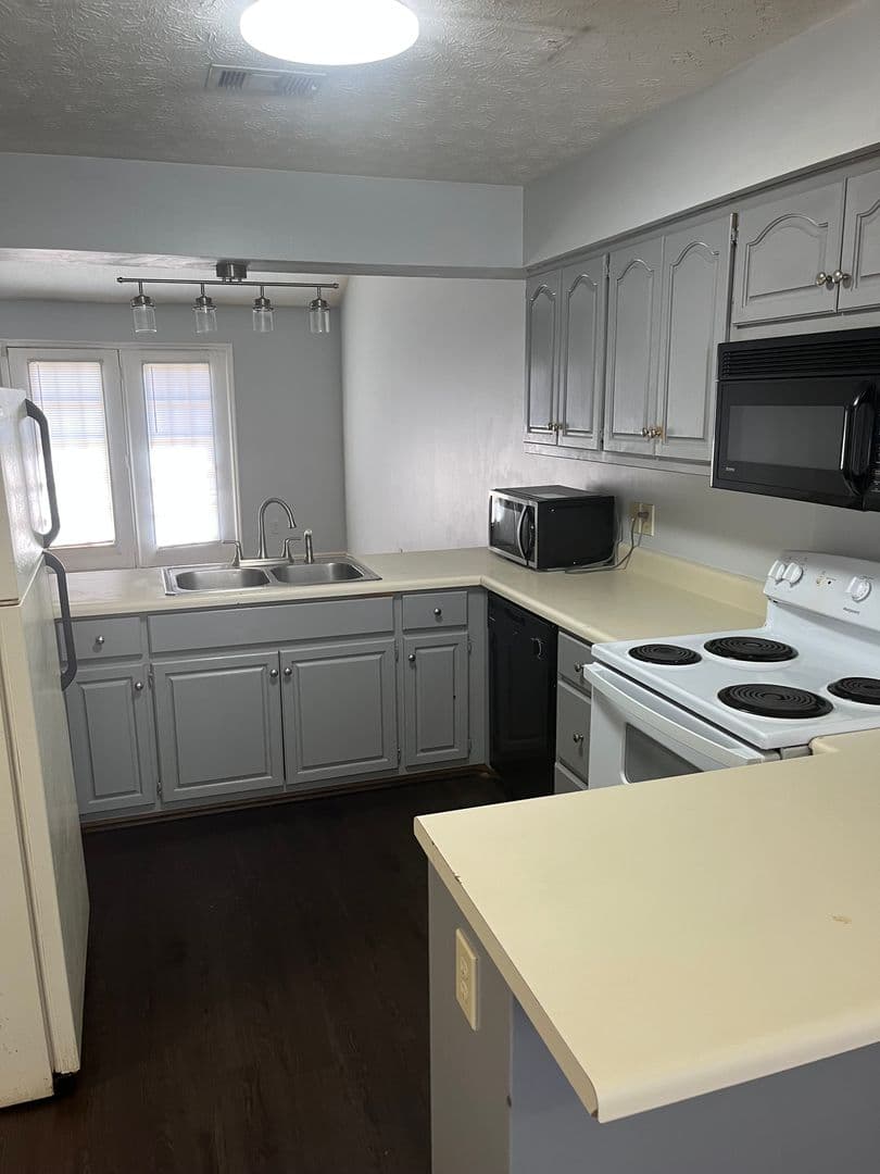 Auburn House: 2015 Sara St.