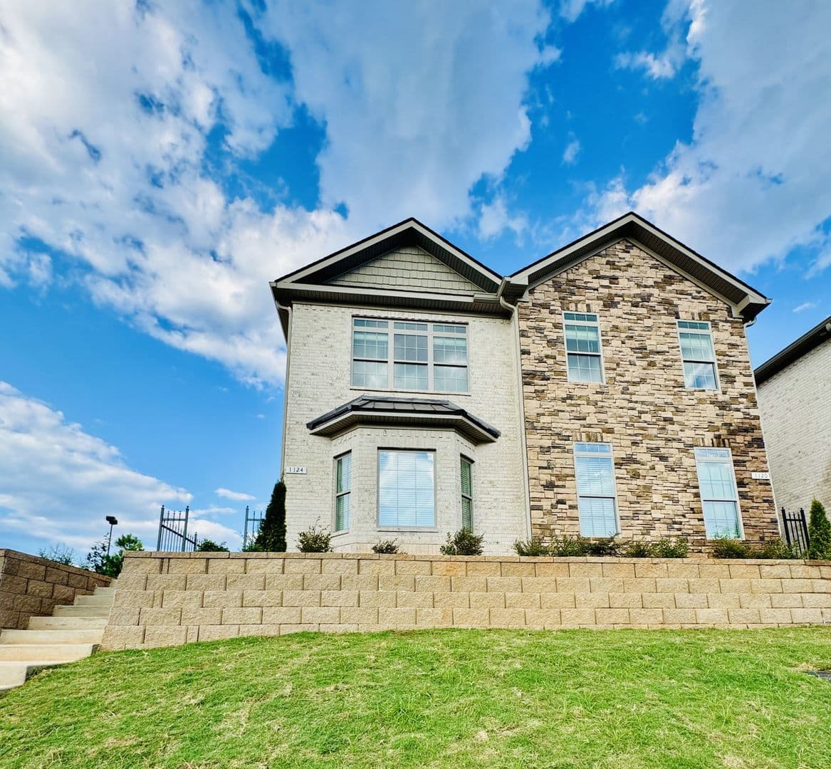 Auburn House: 1112 Runningvine Lane