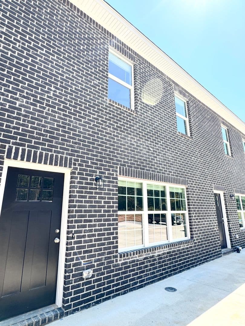 Auburn House: 2038 Downs Way
