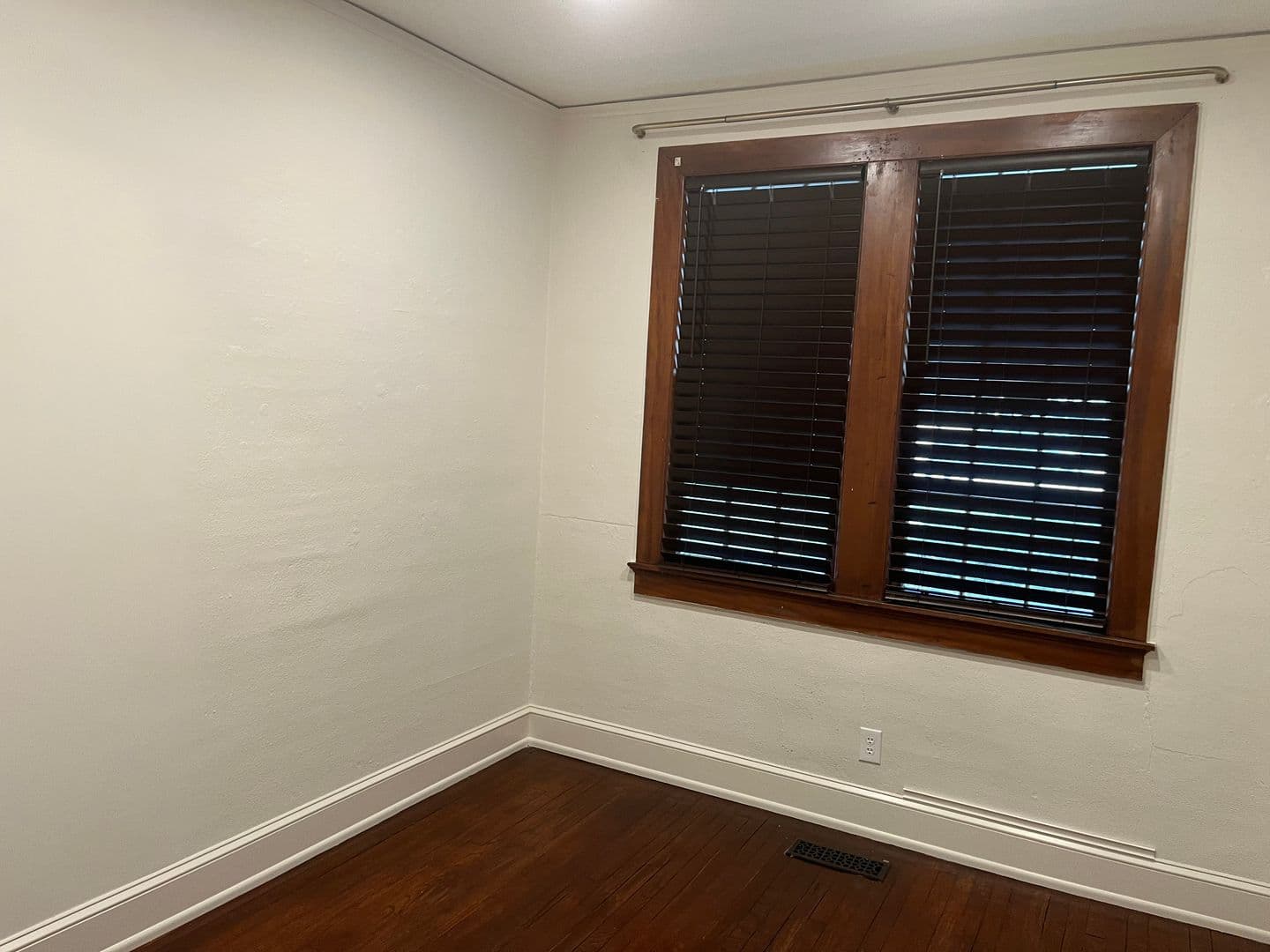 Auburn House: 358 E Magnolia Ave
