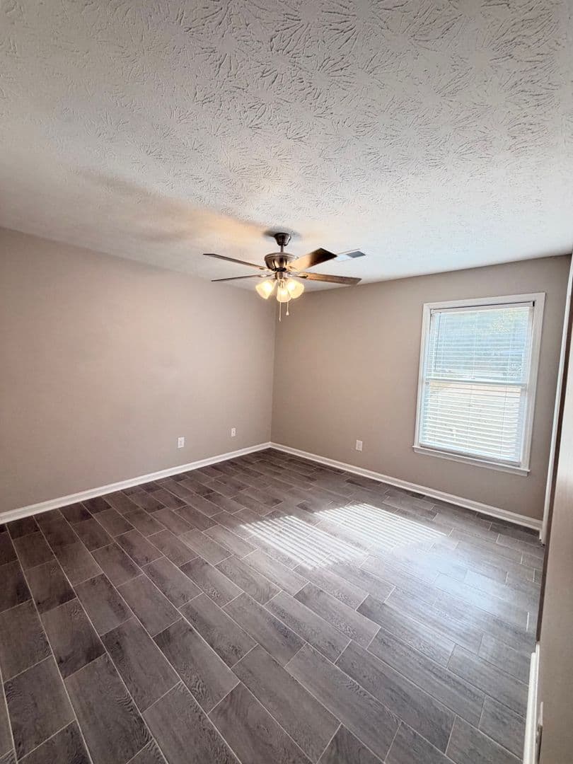Auburn House: 1393 Kurt Cir