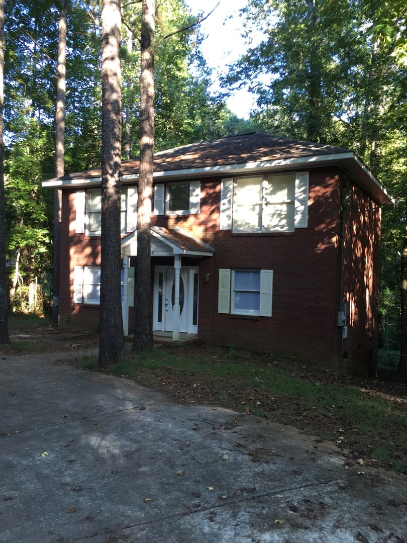 Auburn House: 738 Tanglewood Ave