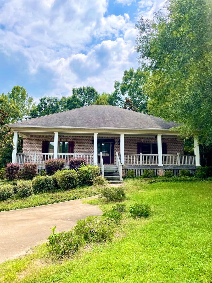 Auburn House: 1350 Teaberry Court