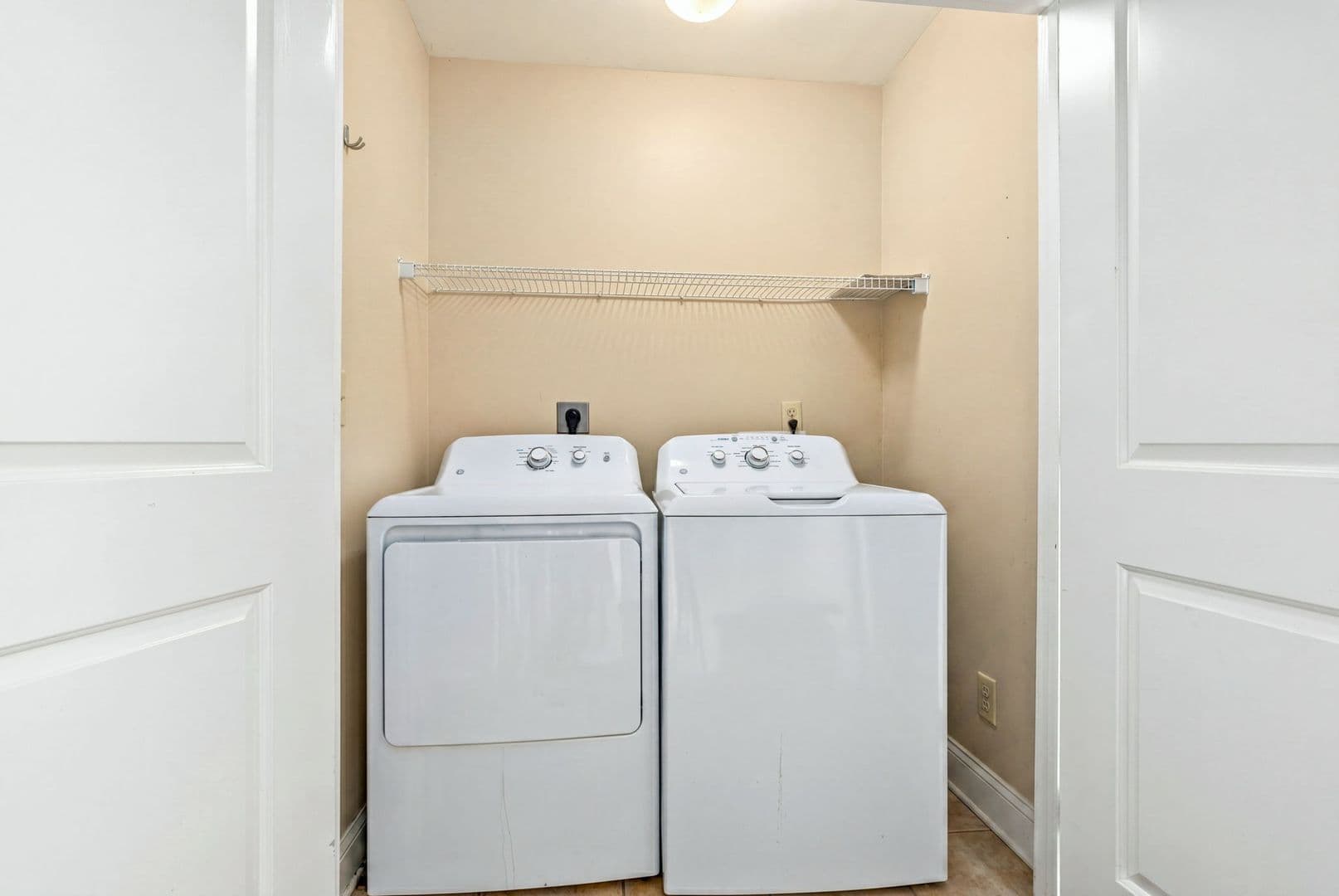 Auburn House: 1957 Wire Rd Unit 27