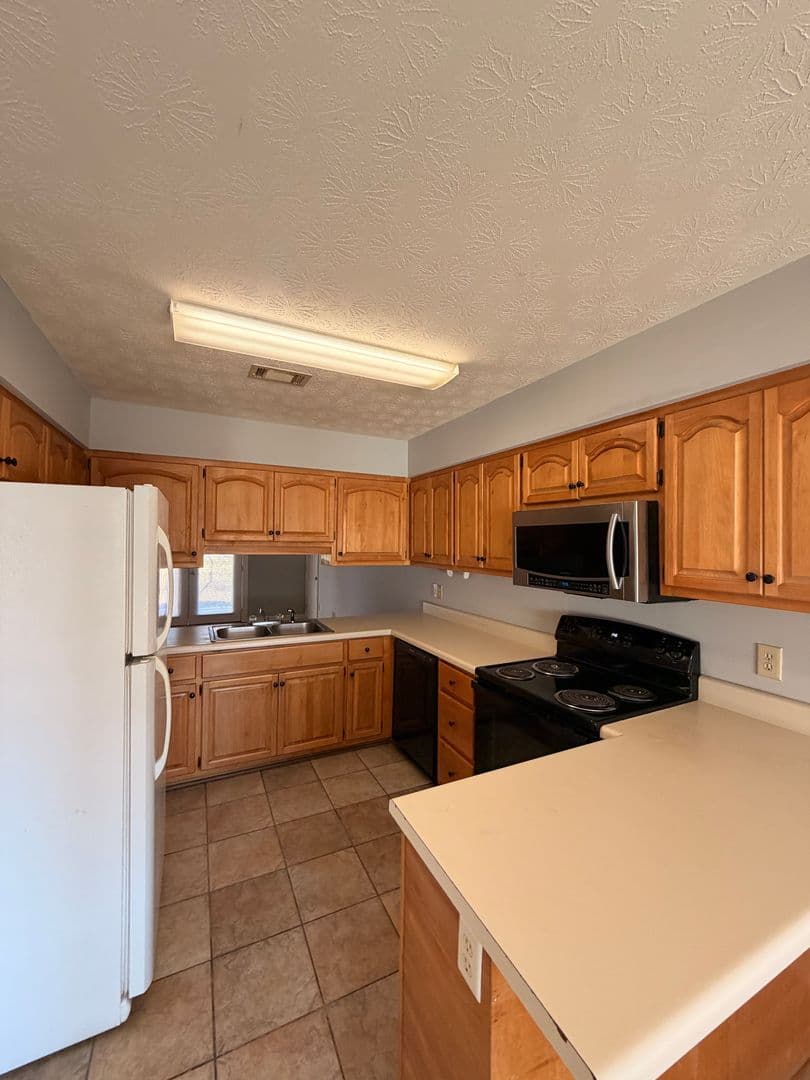 Auburn House: 1971 Bluff Ct
