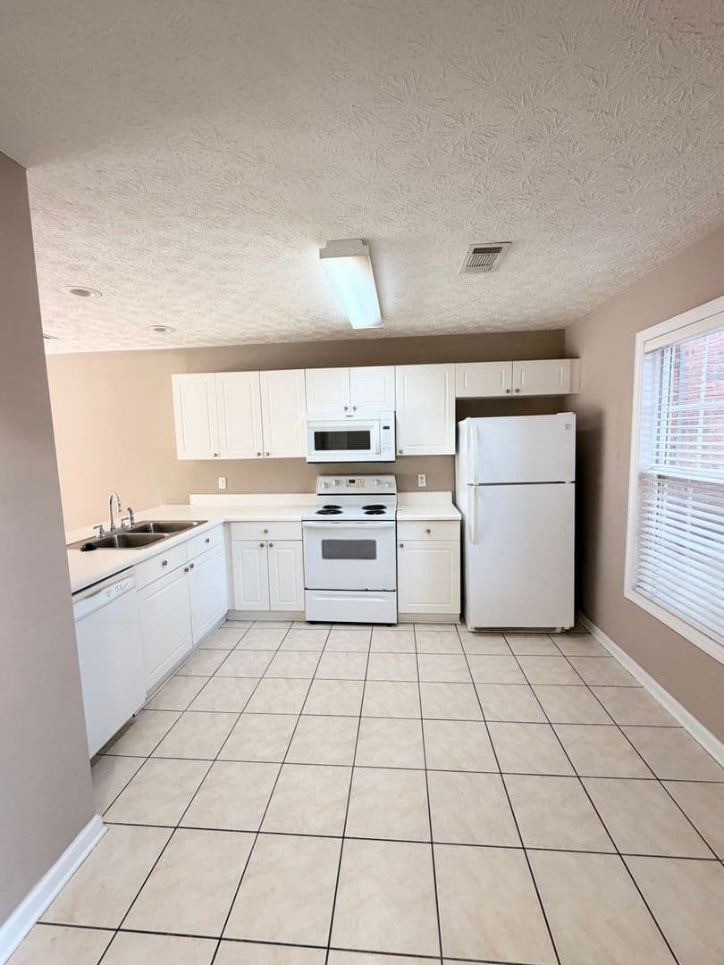 Auburn House: 1477 N Donahue Unit 803