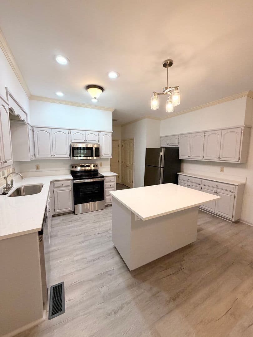 Auburn House: 1180 E University Drive