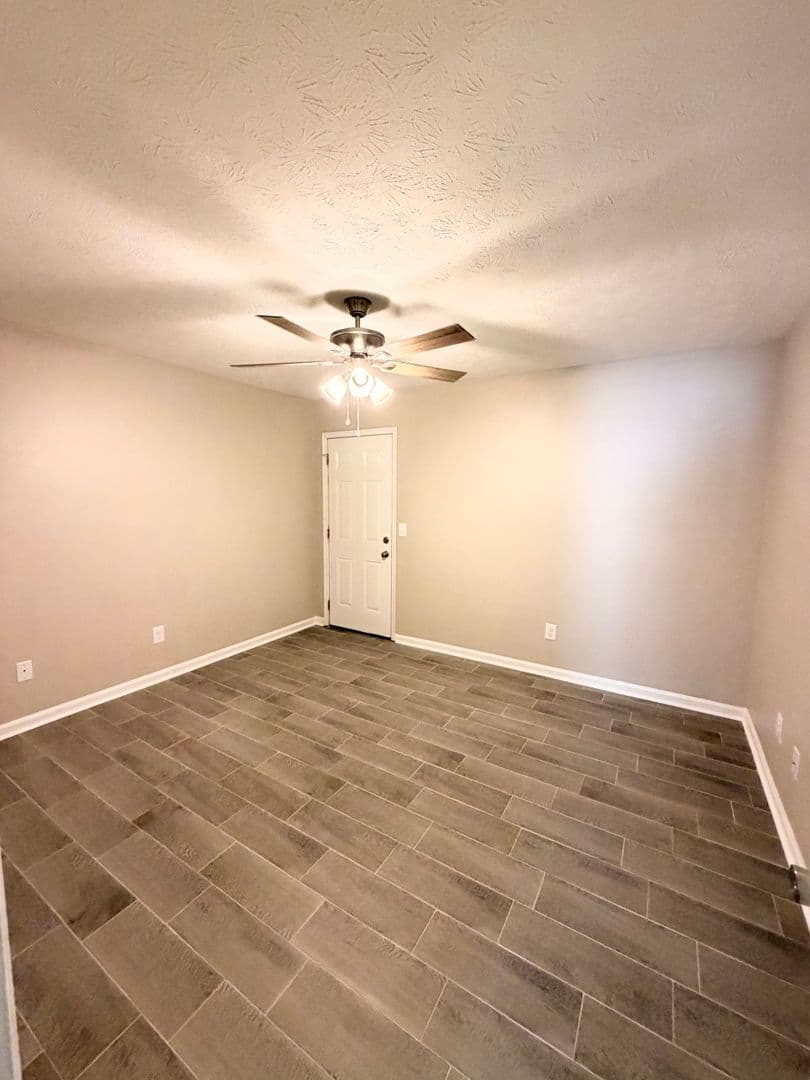 Auburn House: 1393 Kurt Cir