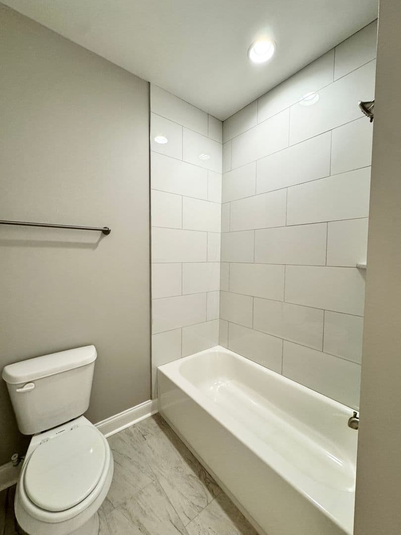 Auburn House: 2038 Downs Way