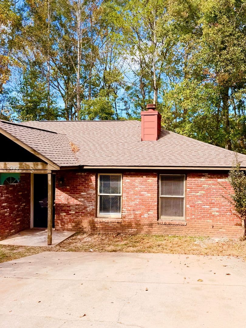 Auburn House: 1393 Kurt Cir
