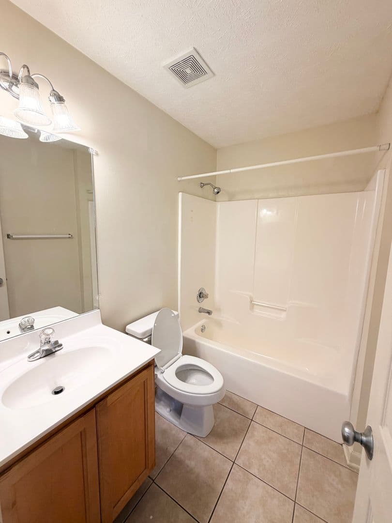 Auburn House: Ross Street- 303 N Ross Street Unit 204