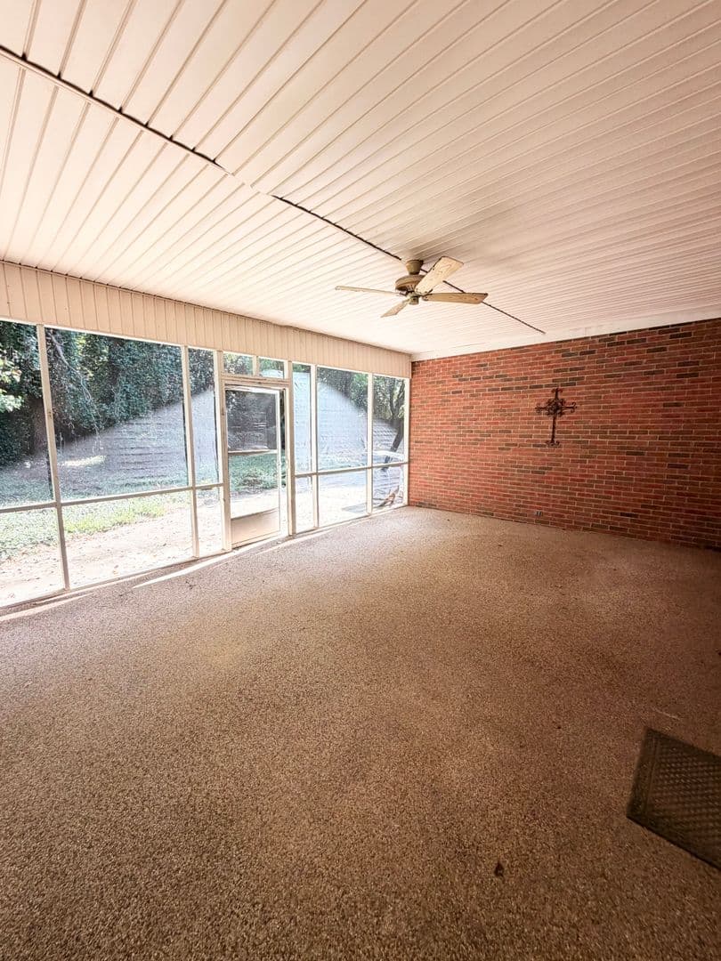 Auburn House: 1180 E University Drive