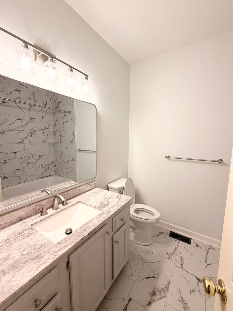 Auburn House: 1180 E University Drive