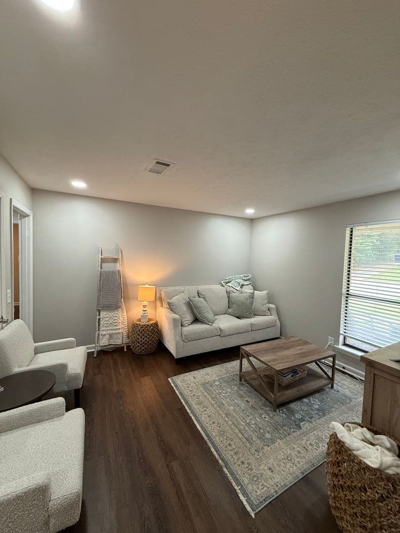 Auburn House: 1381 Hampton Drive