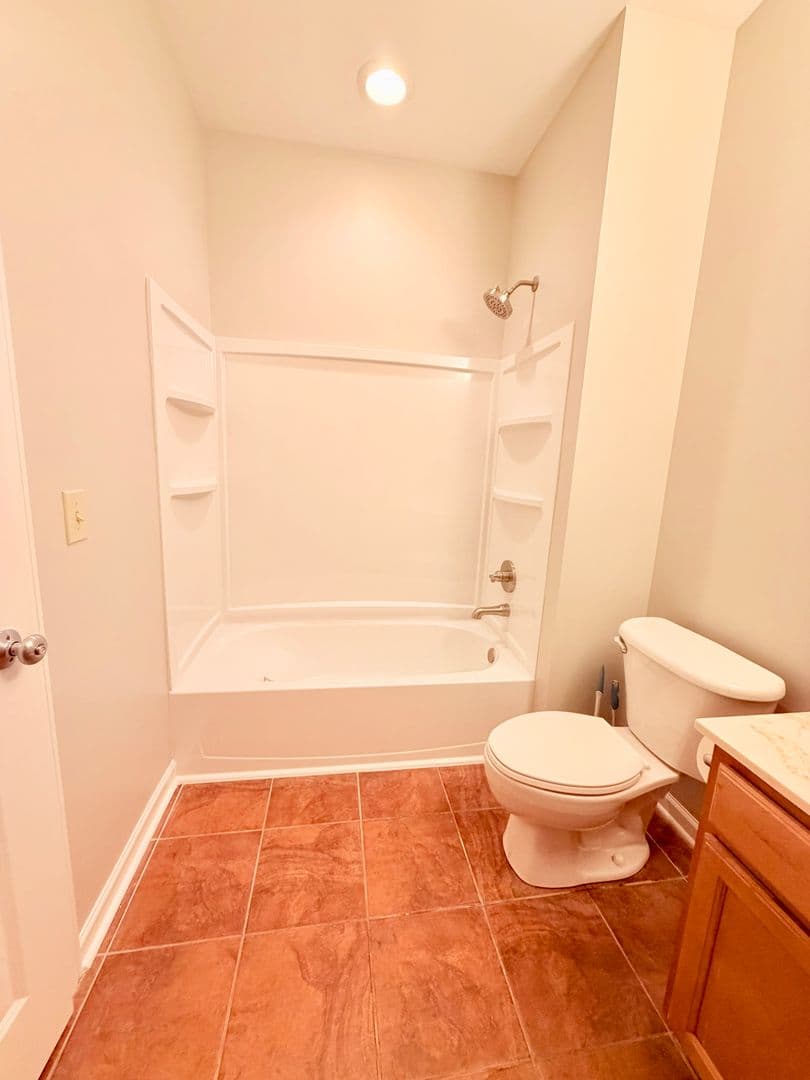 Auburn House: 320 W Glenn Ave Unit 101