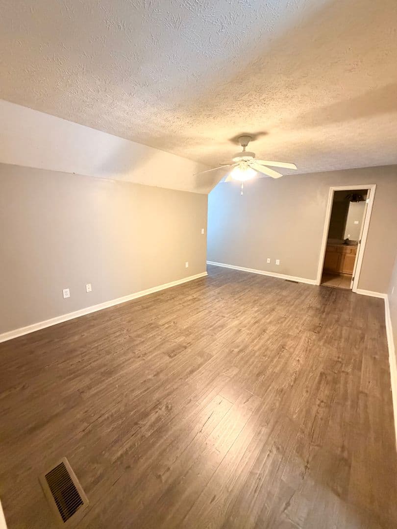 Auburn House: Ross Street- 303 N Ross Street Unit 204