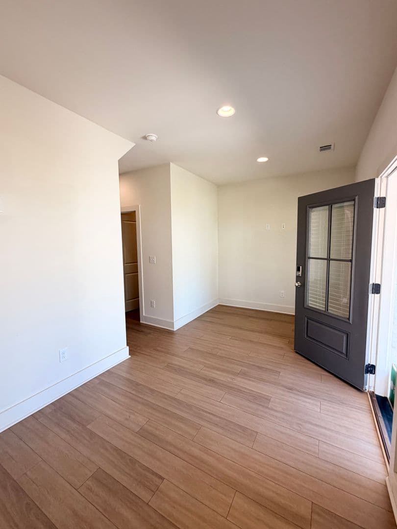 Auburn Apartment: 310 E Thach Ave