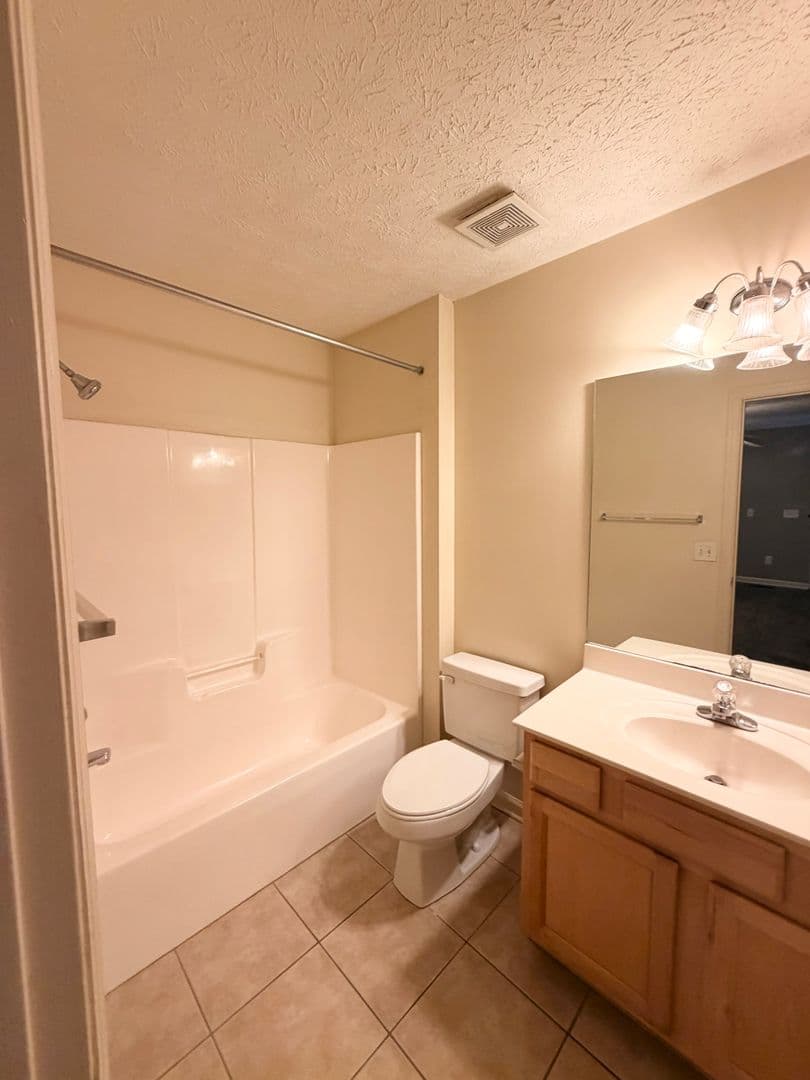 Auburn House: Ross Street- 303 N Ross Street Unit 204