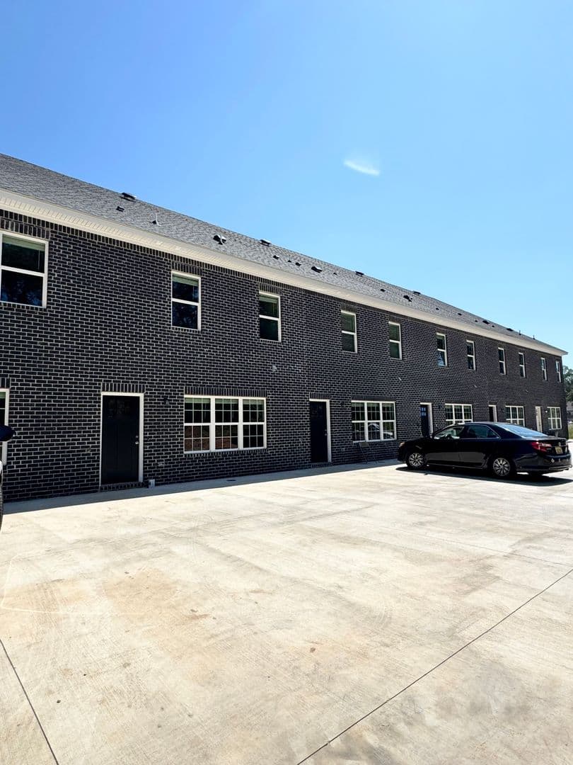 Auburn House: 2038 Downs Way