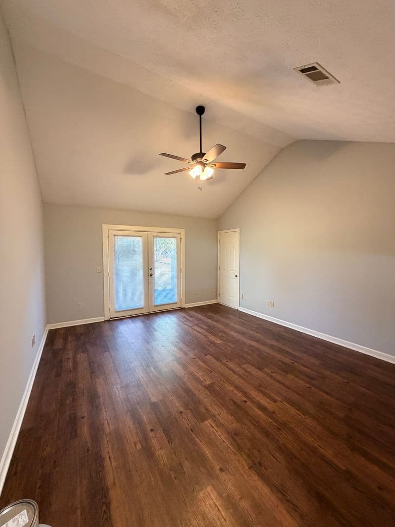 Auburn House: 1971 Bluff Ct