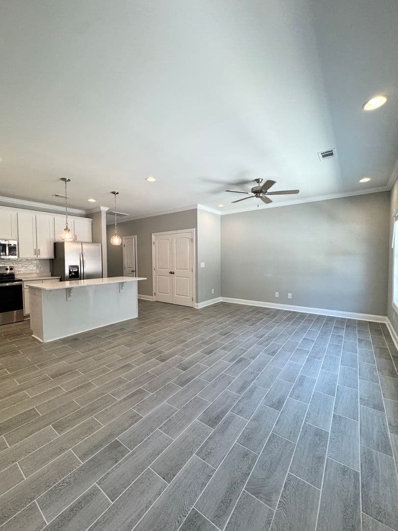 Auburn House: 2038 Downs Way
