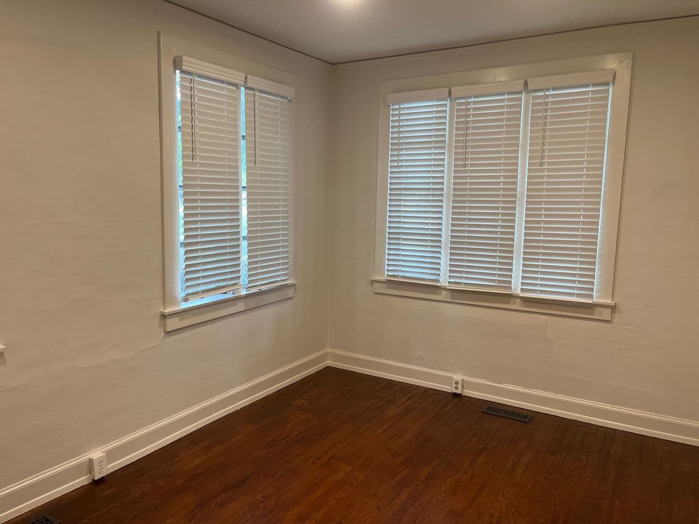 Auburn House: 358 E Magnolia Ave
