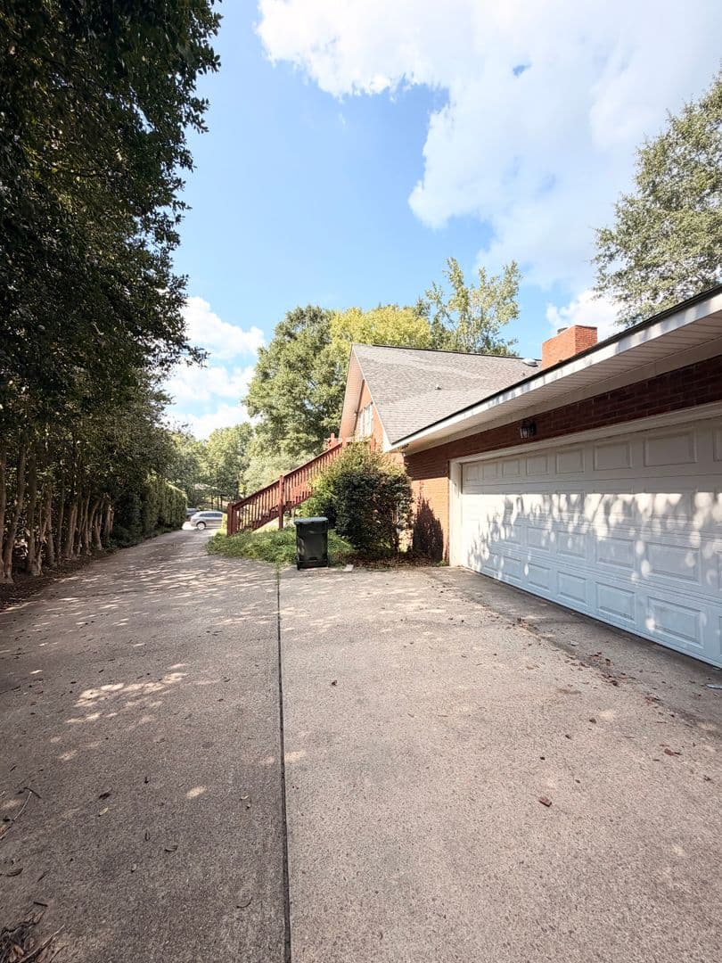 Auburn House: 1180 E University Drive