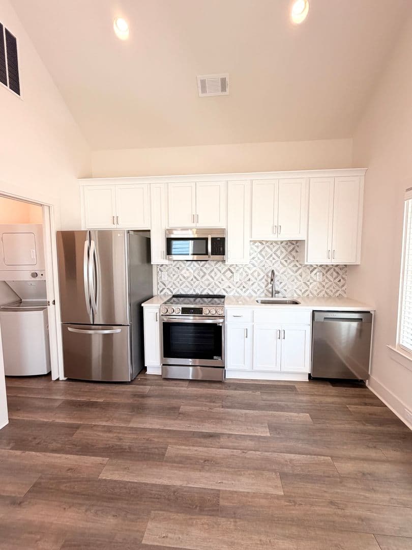 Auburn Apartment: 310 E Thach Ave