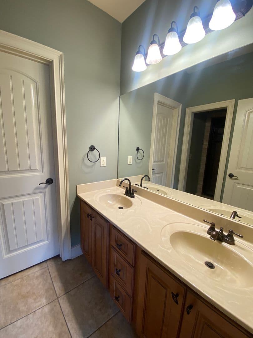 Auburn House: 1076 Runningvine Lane