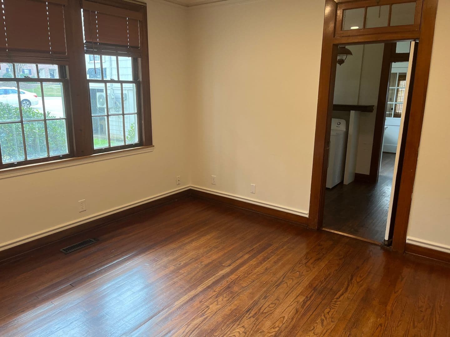 Auburn House: 358 E Magnolia Ave
