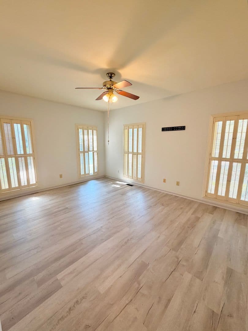 Auburn House: 1180 E University Drive