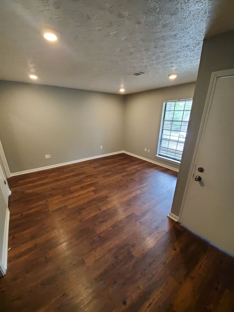 Auburn House: 1313 Hampton Dr