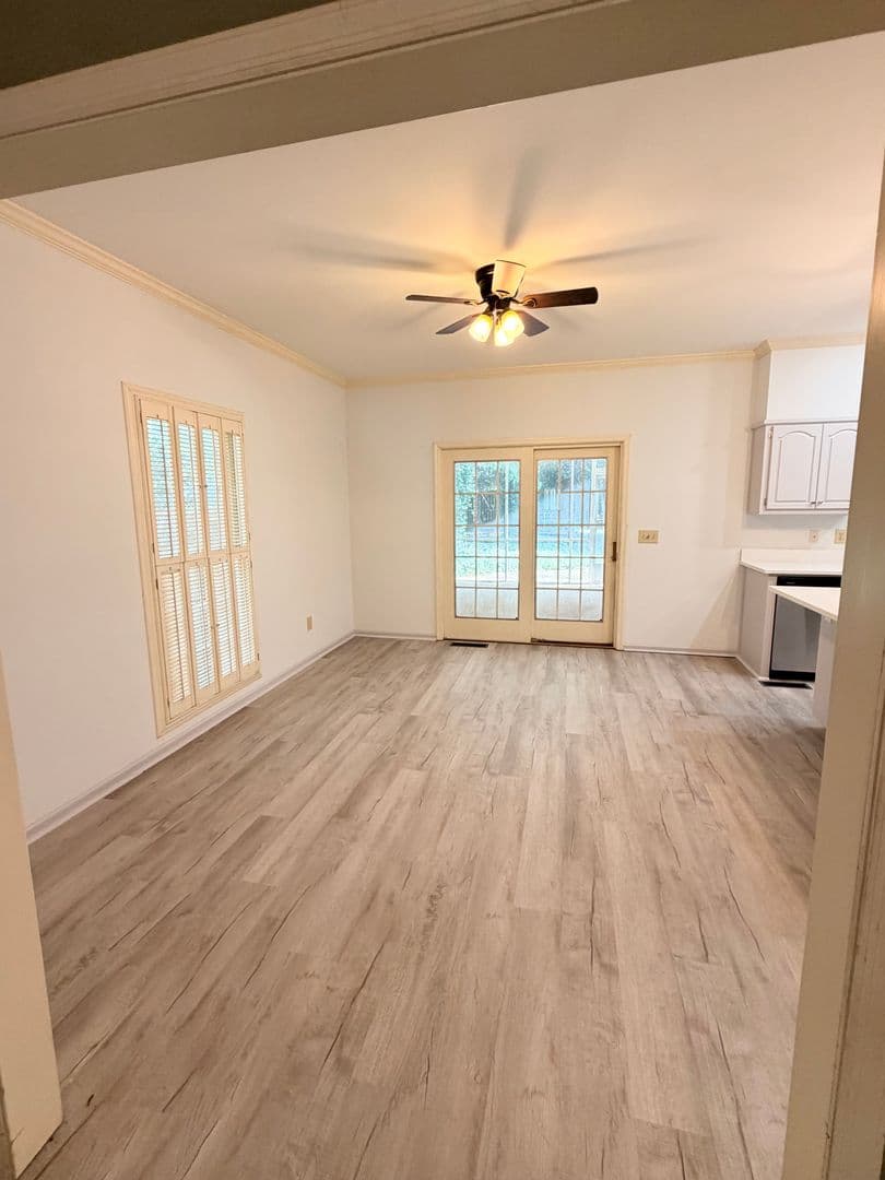 Auburn House: 1180 E University Drive