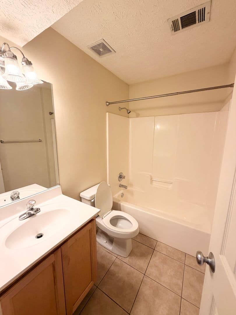 Auburn House: Ross Street- 303 N Ross Street Unit 204