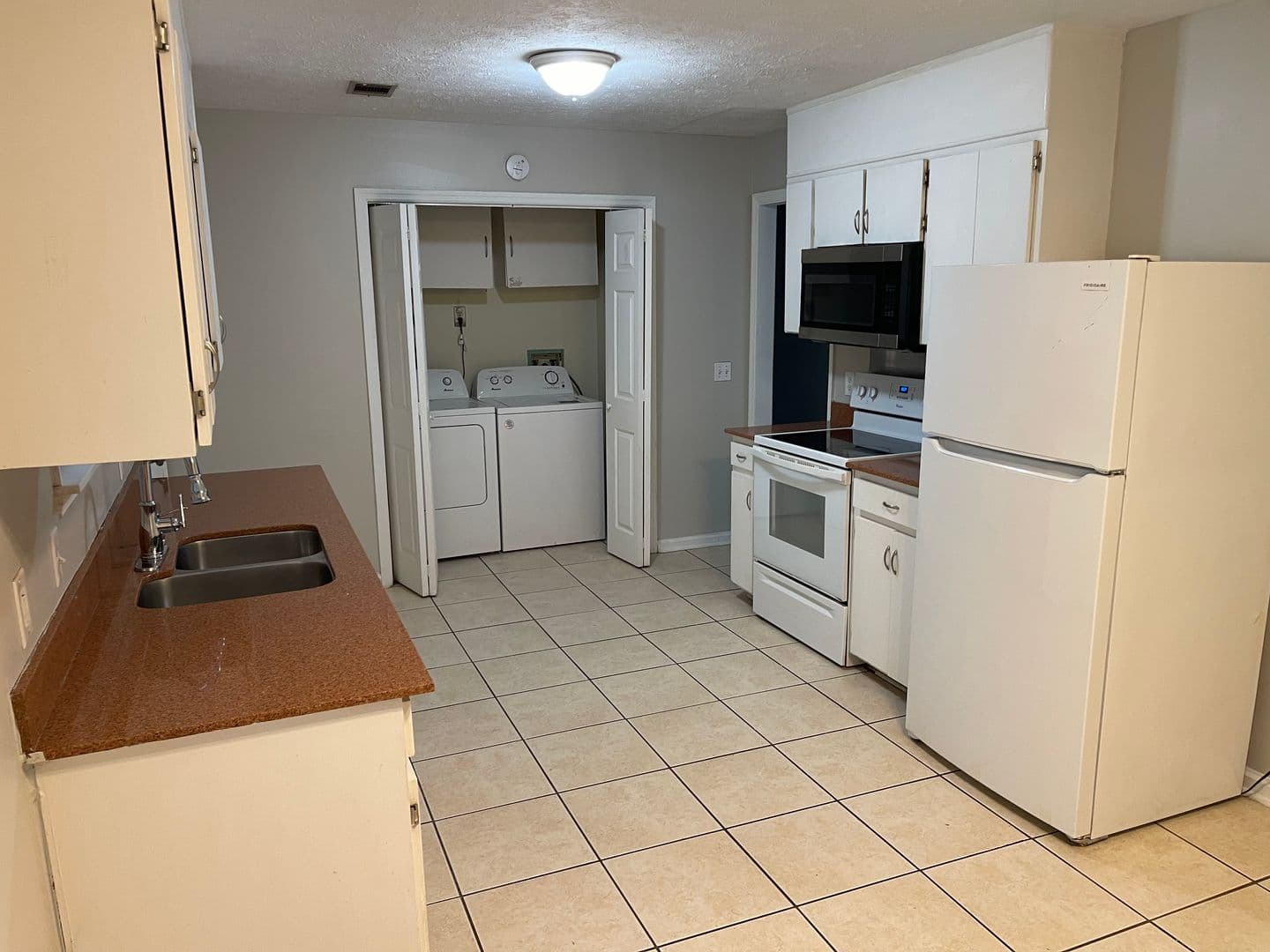 Opelika House: 800 Lee Road 400