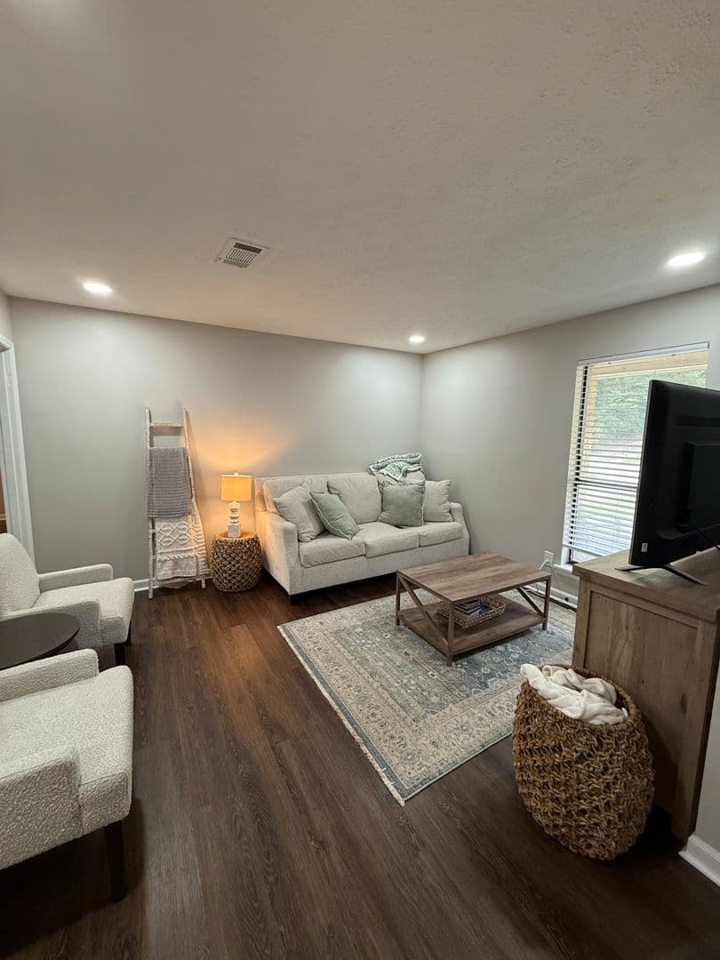 Auburn House: 1381 Hampton Drive