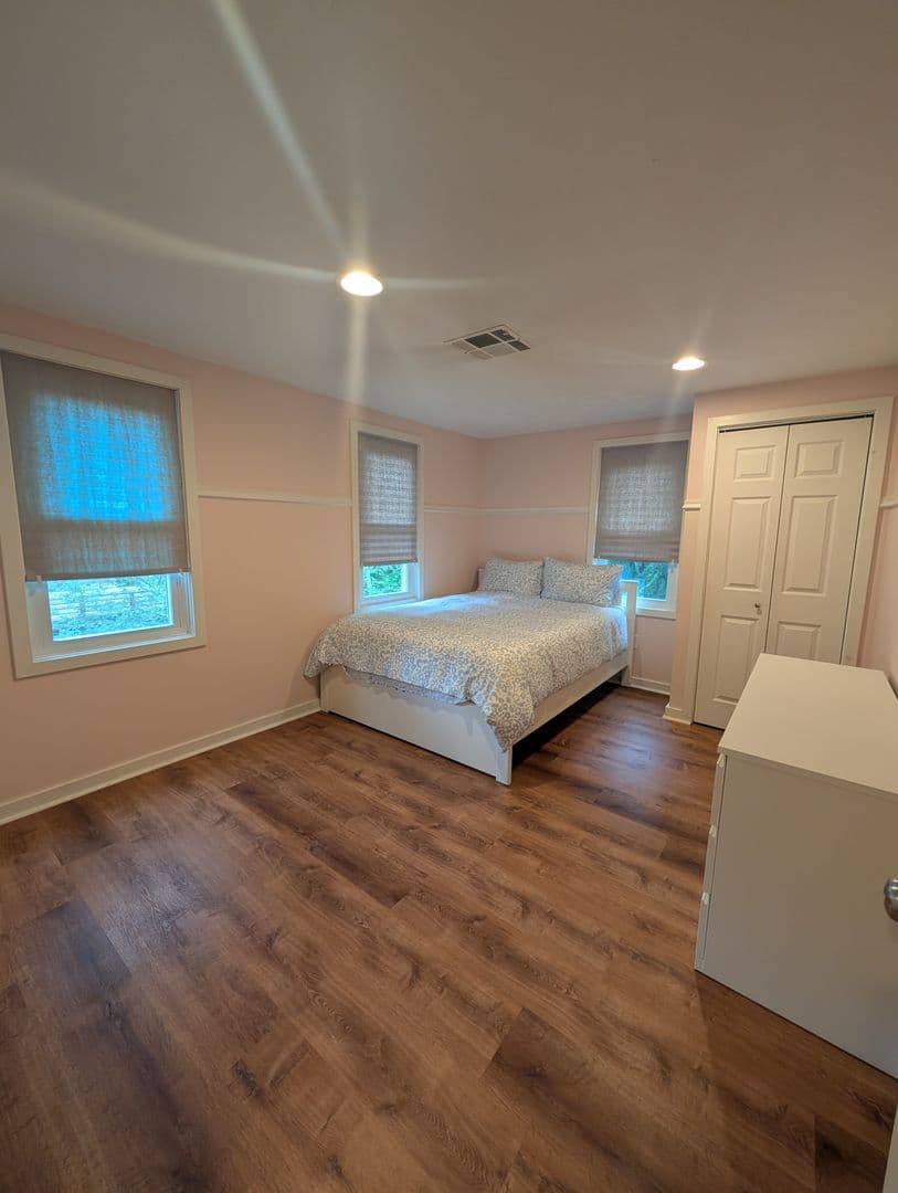 Uxbridge House: 104 E Hartford Ave