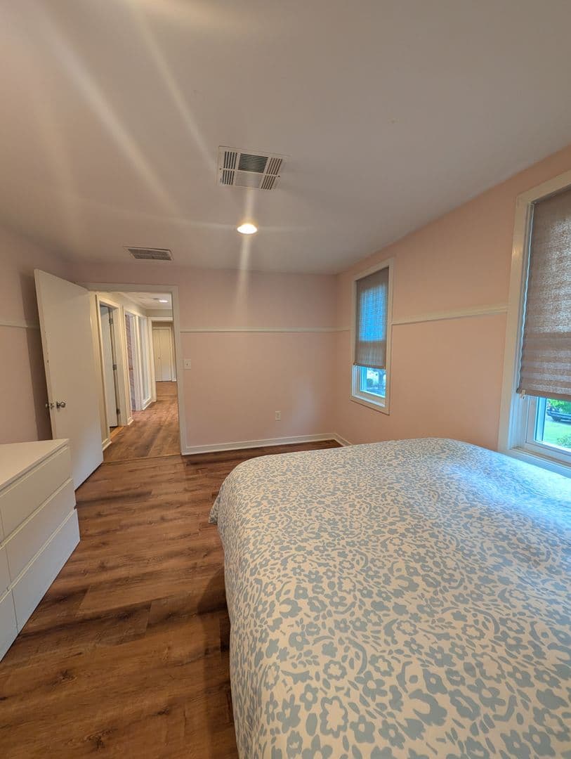Uxbridge House: 104 E Hartford Ave