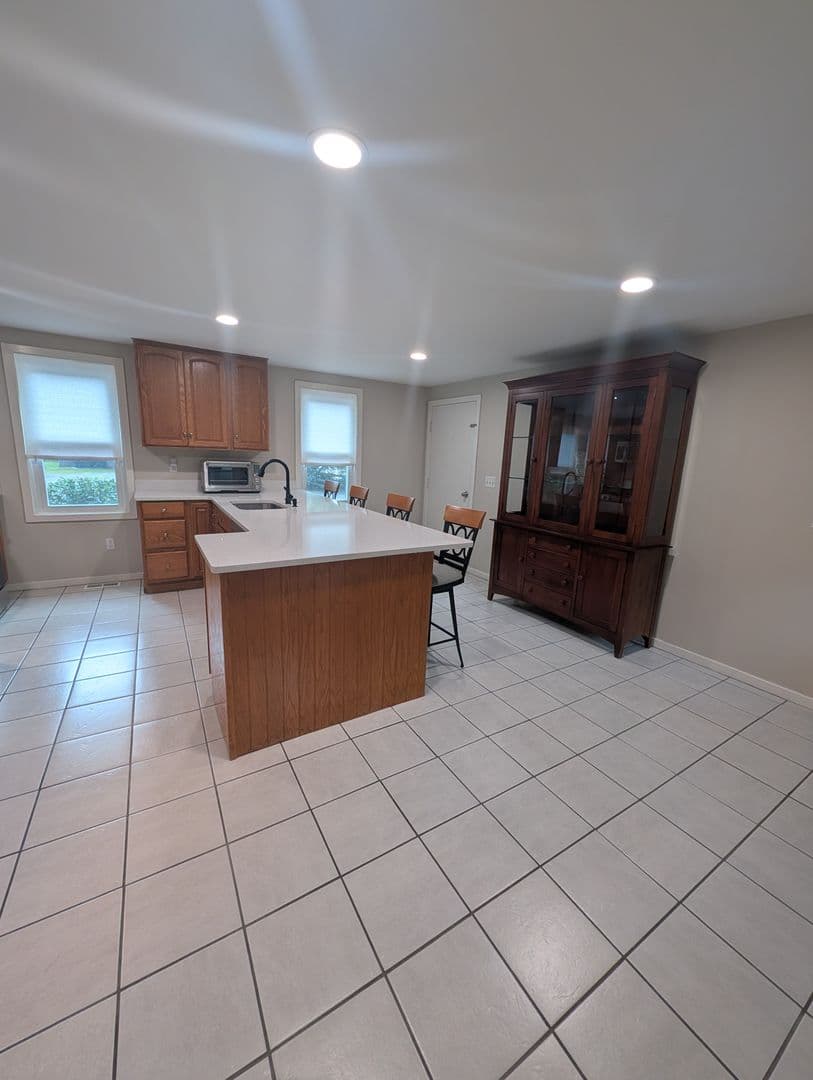 Uxbridge House: 104 E Hartford Ave