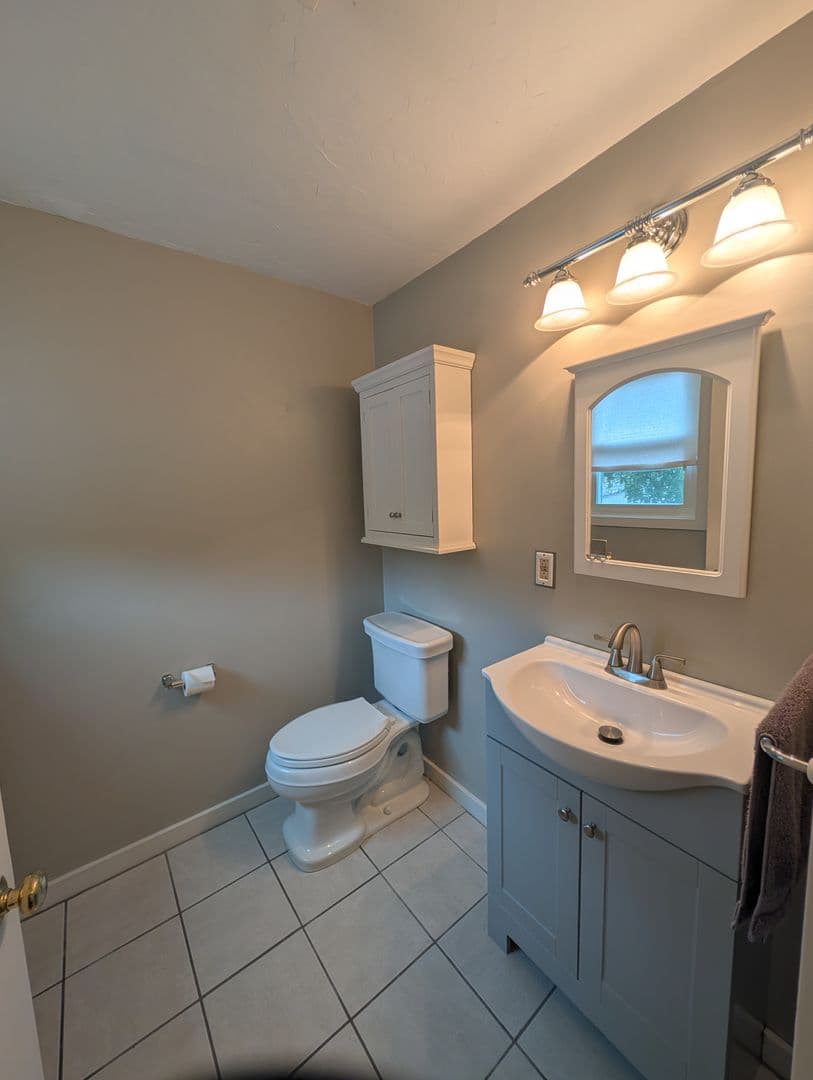 Uxbridge House: 104 E Hartford Ave