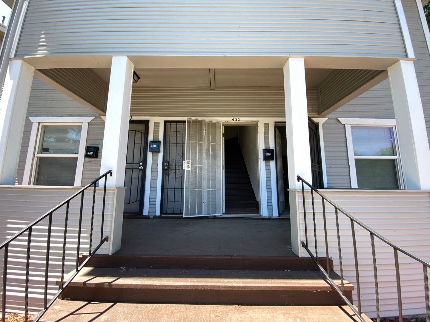 Stockton Apartment: 729, 731, 733 & 735 N Sutter St