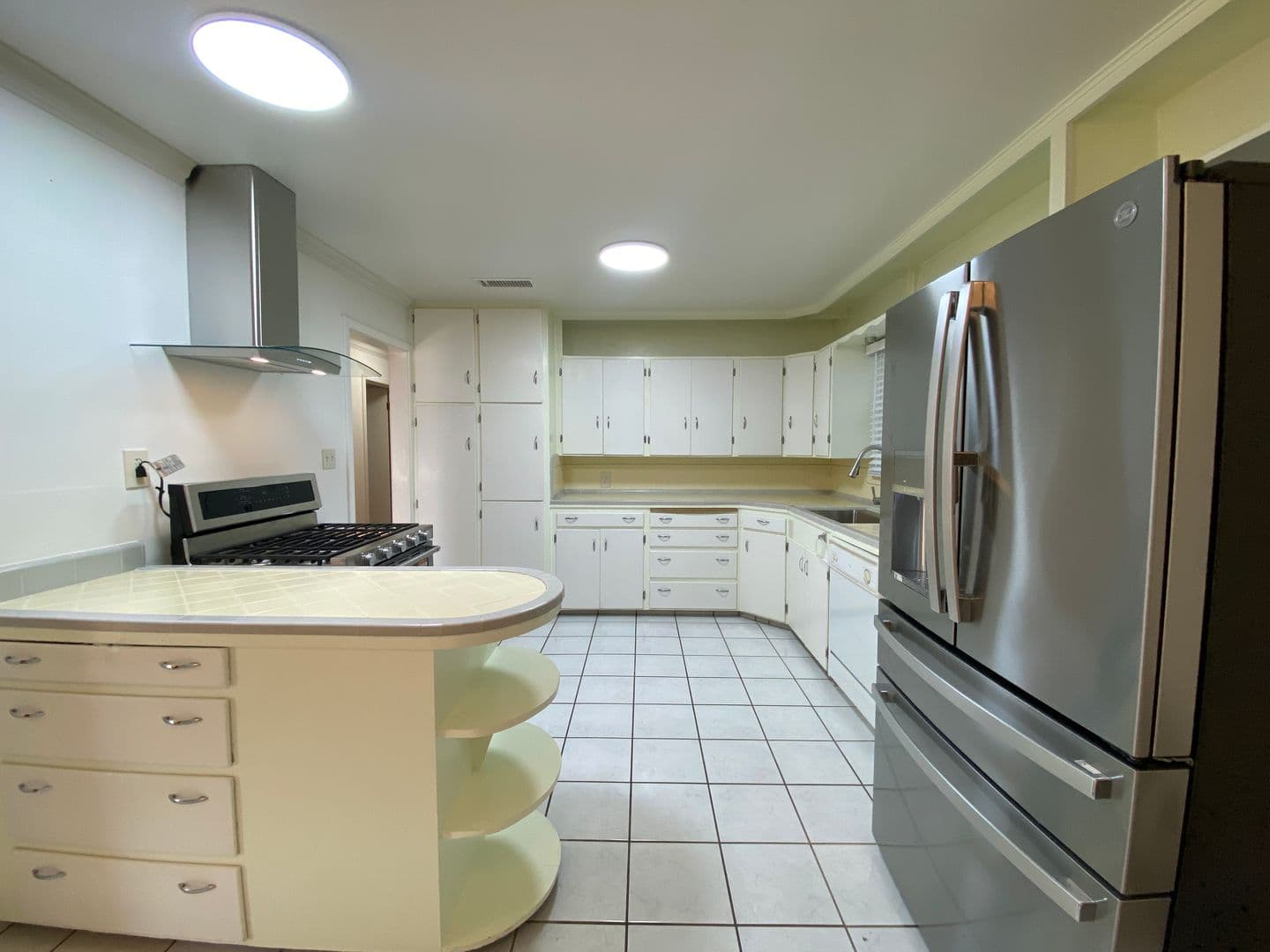 Sacramento House: 5805 20th Ave