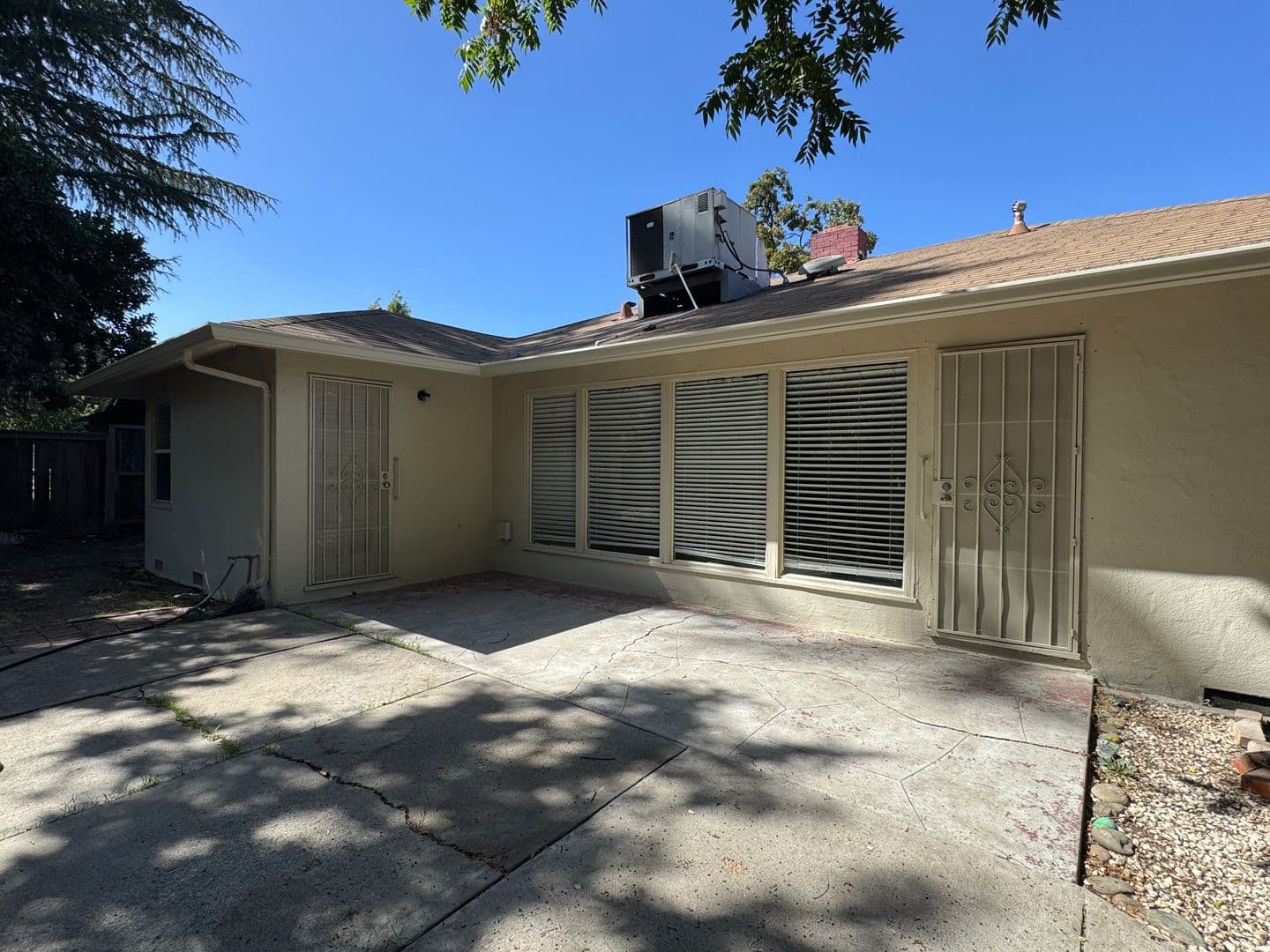 Stockton House: 1220 W Benjamin Holt Dr