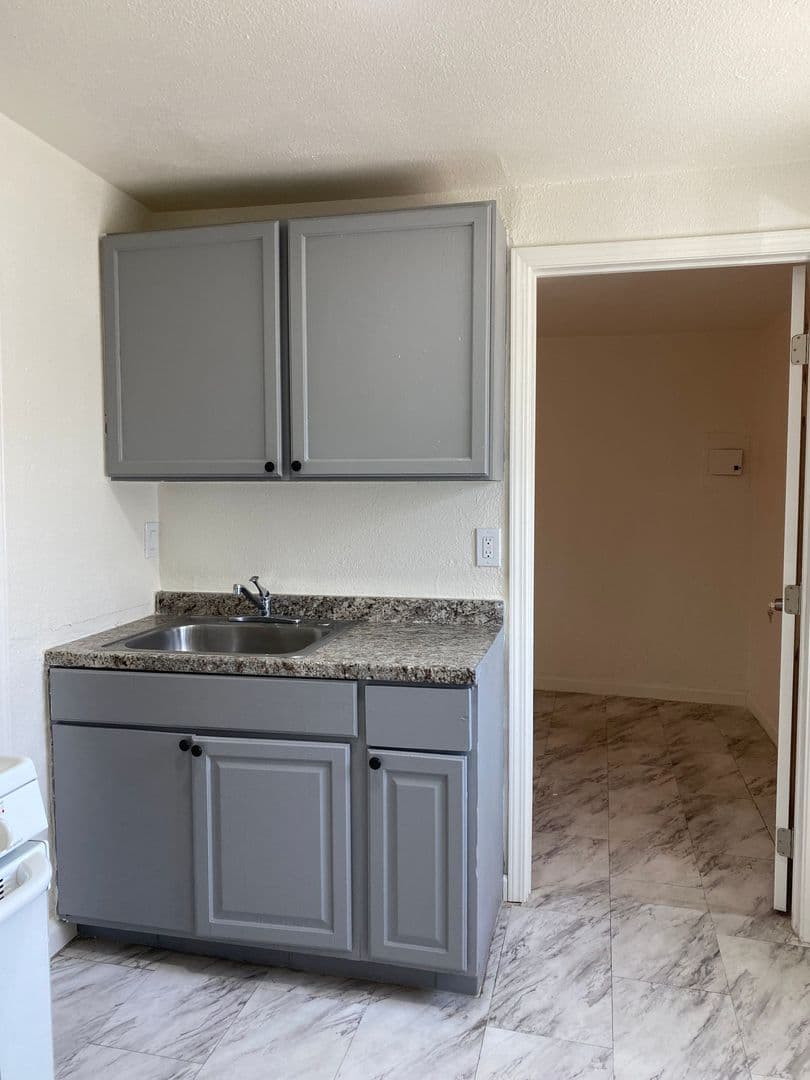 Stockton Apartment: 462 Delhi Ave