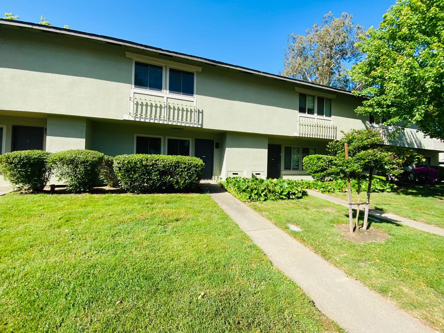 Sacramento Townhome: 8868 La Riviera Dr