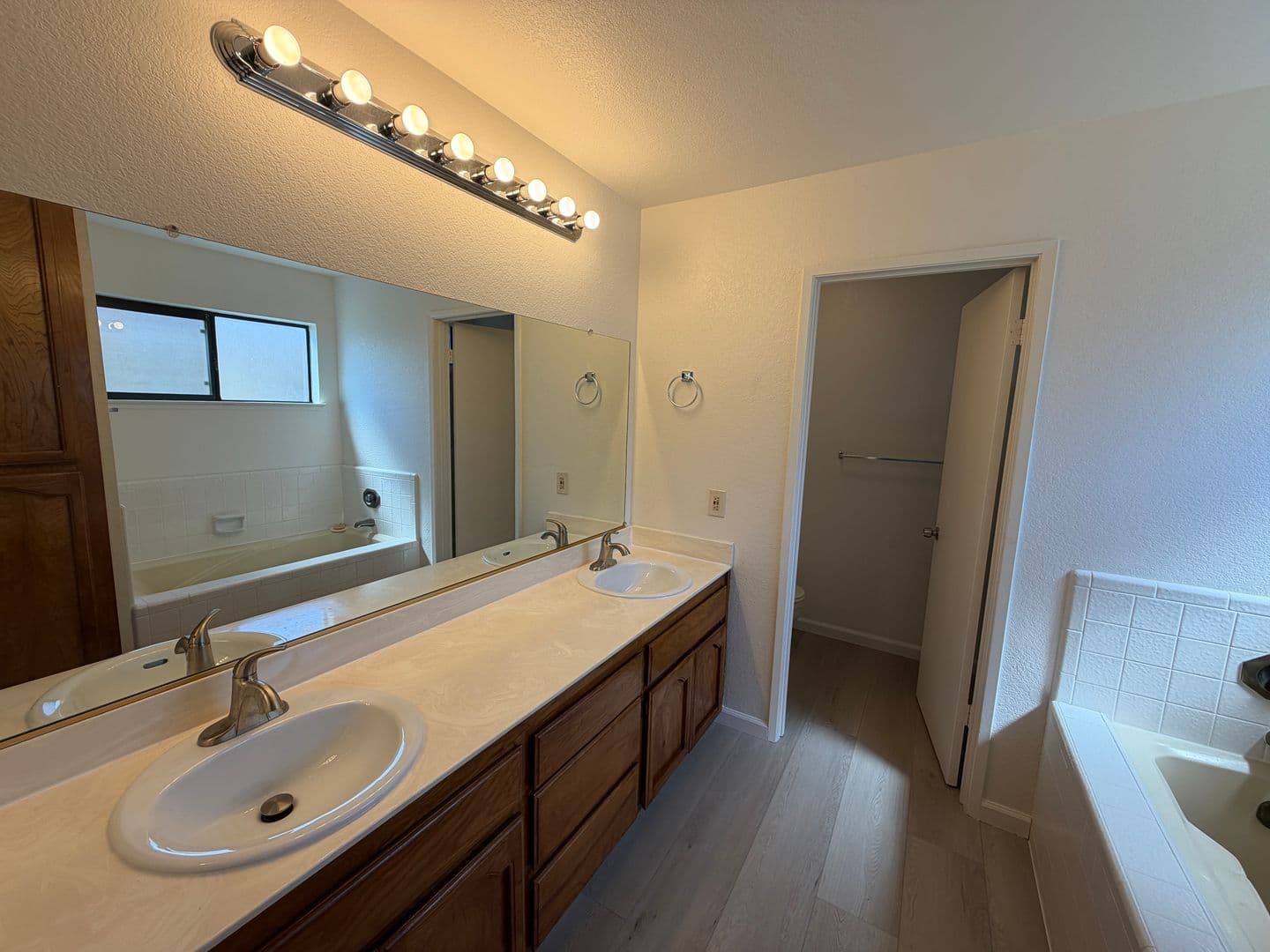 Sacramento House: 872 Shellwood Way